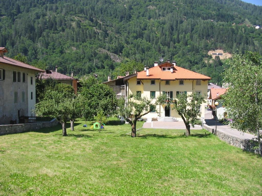 Casa Tomaselli Aparthotel Pellizzano Bagian luar foto
